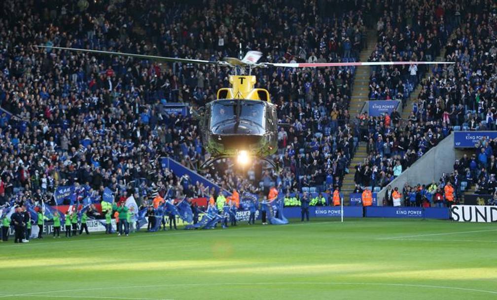 L&#39;arrivo dell&#39;elicottero: un inconsueto modo per portare la palla con cui si dar il via alla sfida tra Leicester e Watford. Reuters